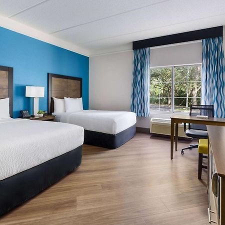 Отель La Quinta By Wyndham Tampa Brandon Regency Park Экстерьер фото