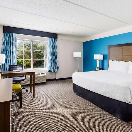 Отель La Quinta By Wyndham Tampa Brandon Regency Park Экстерьер фото