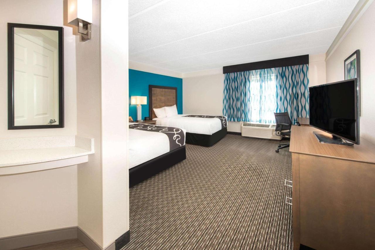 Отель La Quinta By Wyndham Tampa Brandon Regency Park Экстерьер фото