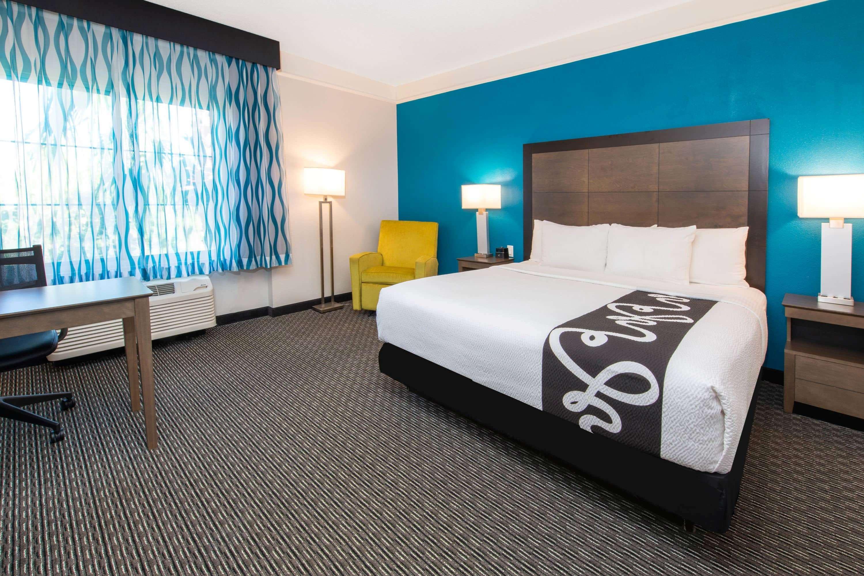 Отель La Quinta By Wyndham Tampa Brandon Regency Park Экстерьер фото