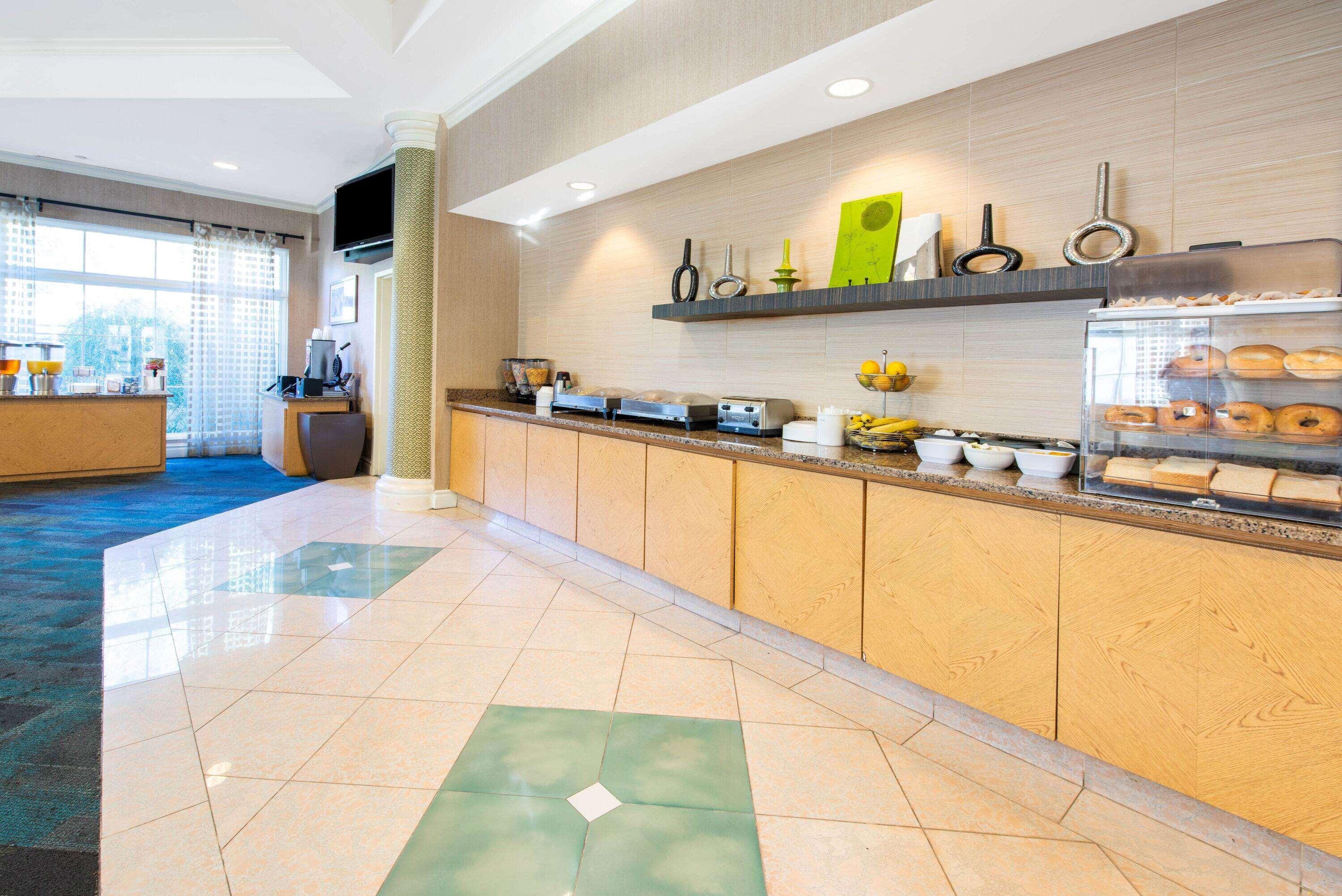Отель La Quinta By Wyndham Tampa Brandon Regency Park Экстерьер фото