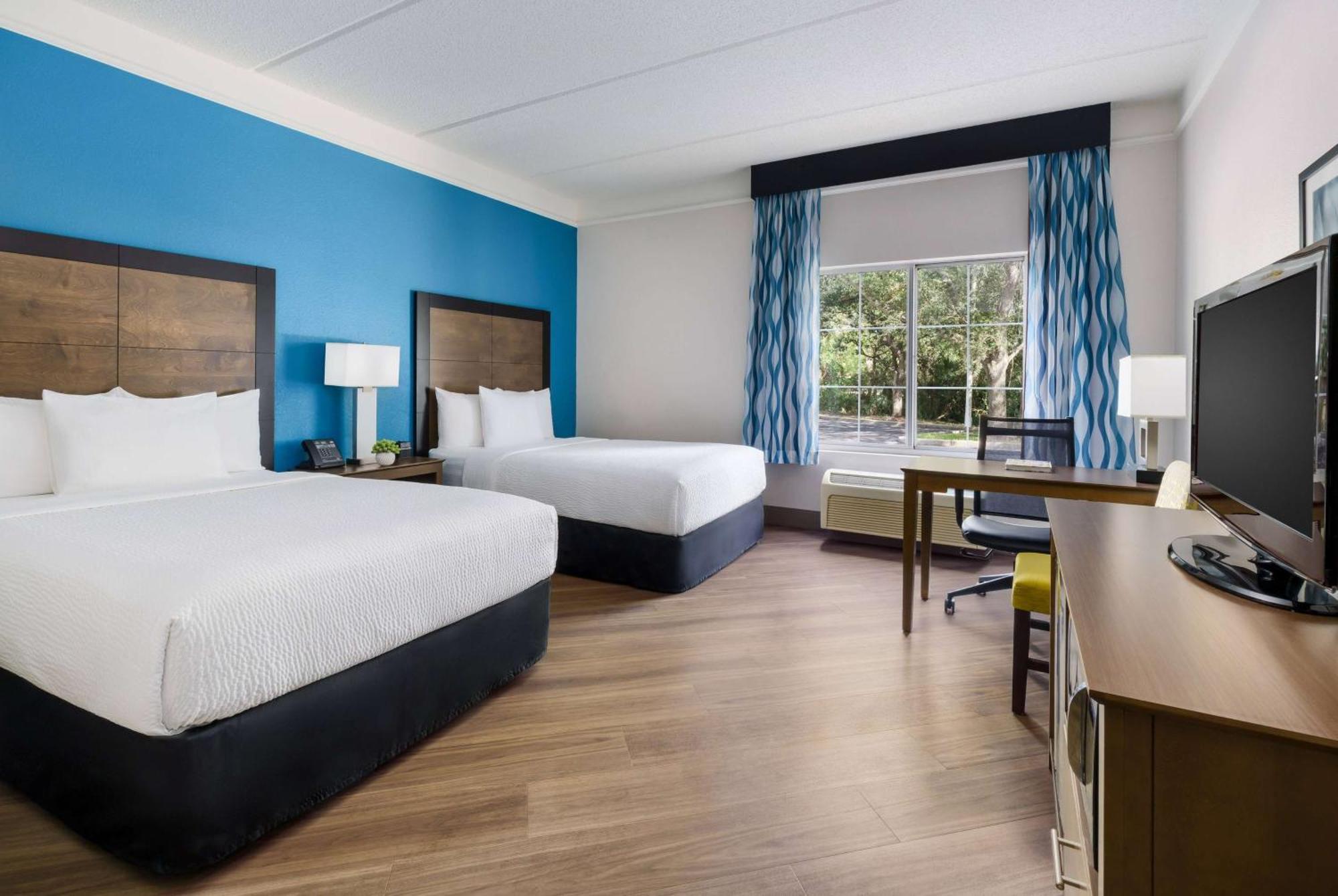 Отель La Quinta By Wyndham Tampa Brandon Regency Park Экстерьер фото