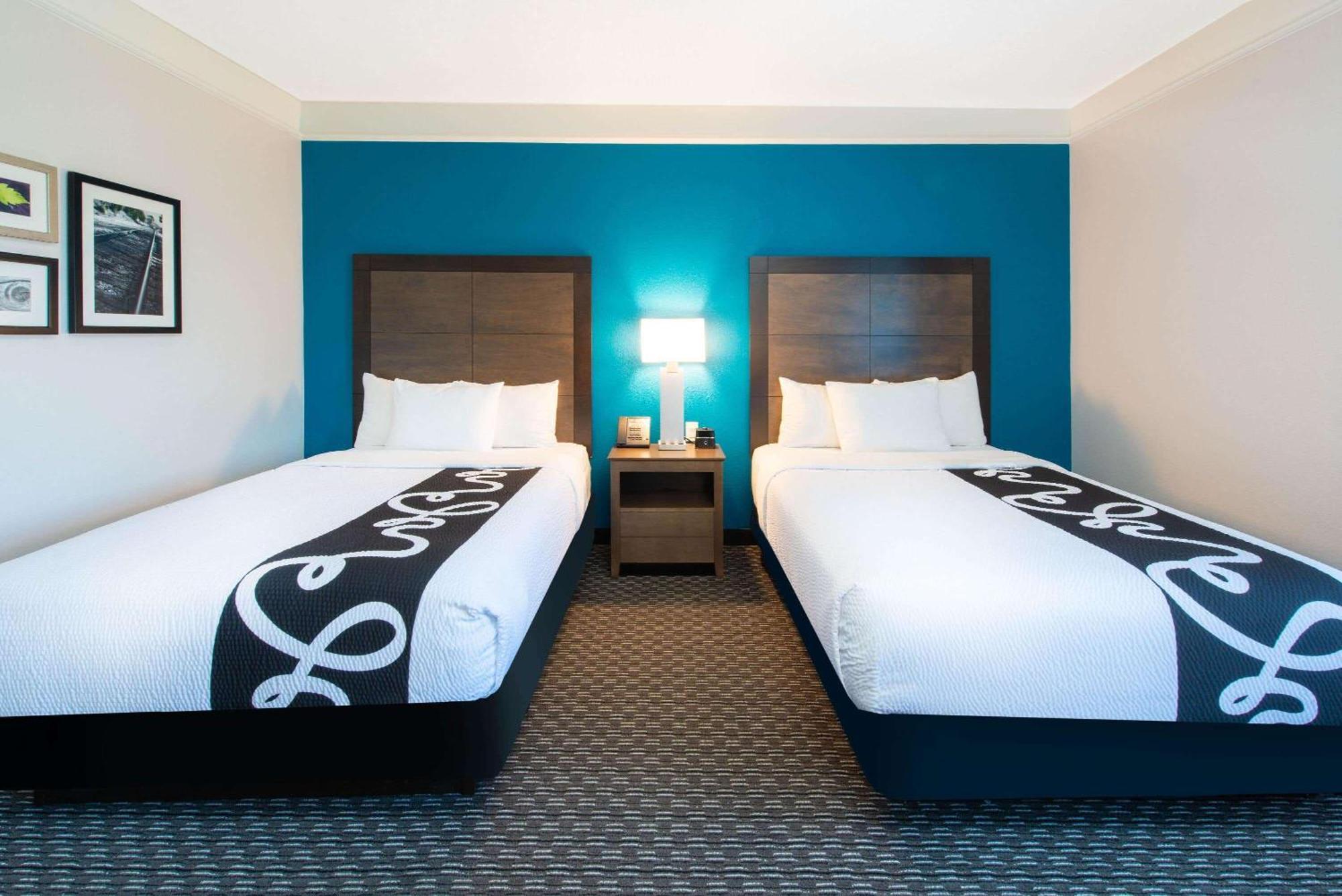 Отель La Quinta By Wyndham Tampa Brandon Regency Park Экстерьер фото