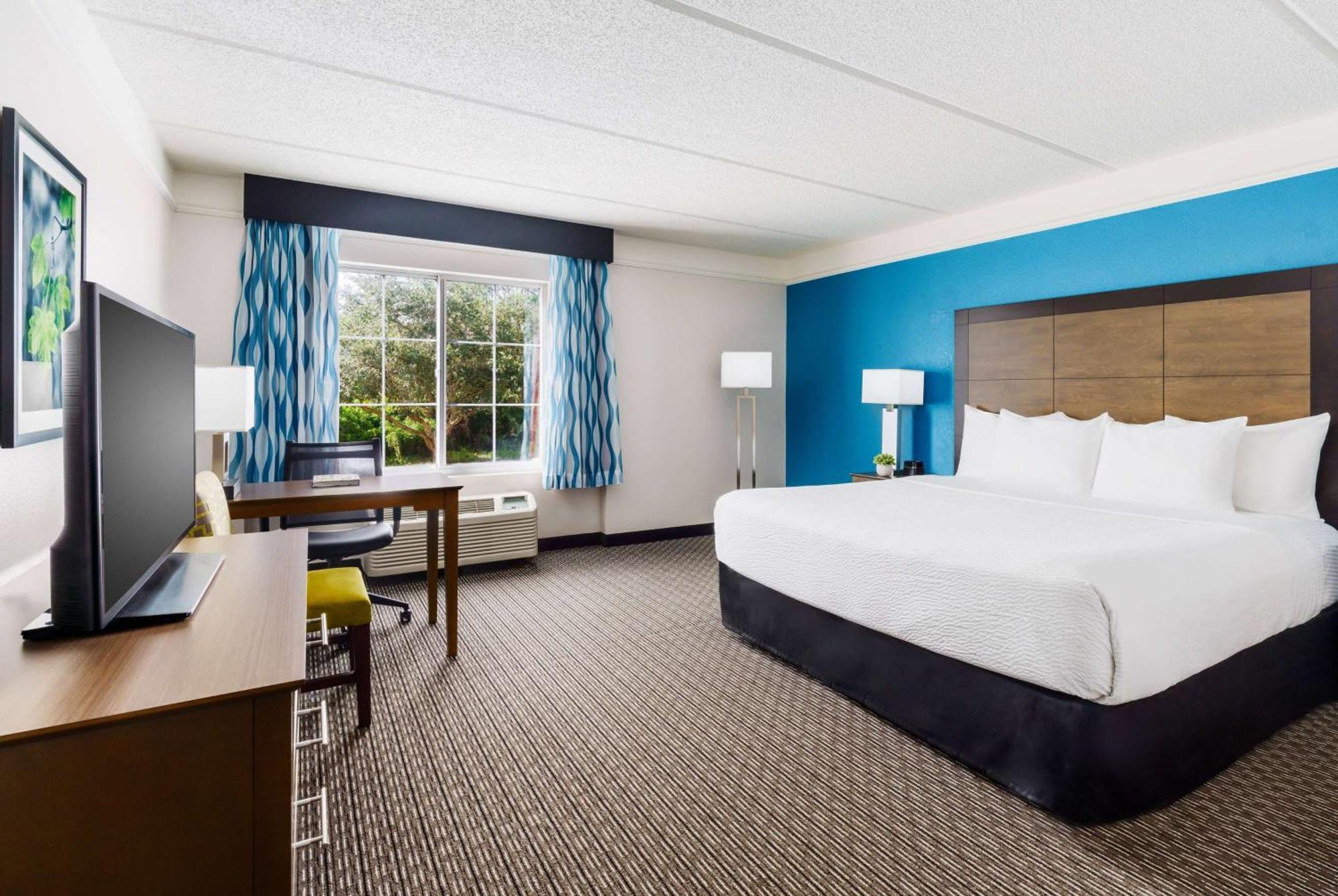 Отель La Quinta By Wyndham Tampa Brandon Regency Park Экстерьер фото