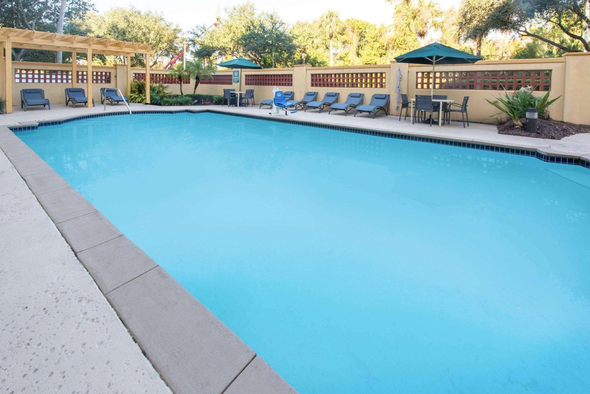 Отель La Quinta By Wyndham Tampa Brandon Regency Park Экстерьер фото