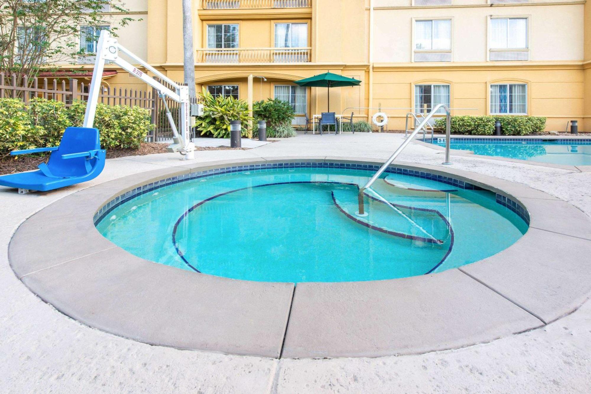 Отель La Quinta By Wyndham Tampa Brandon Regency Park Экстерьер фото