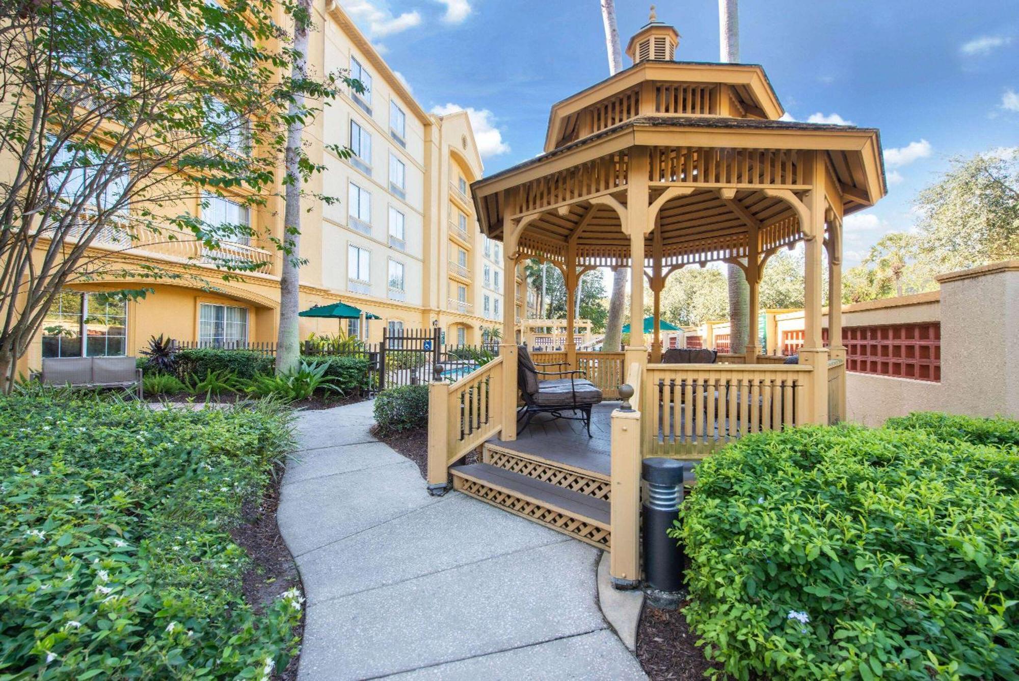 Отель La Quinta By Wyndham Tampa Brandon Regency Park Экстерьер фото