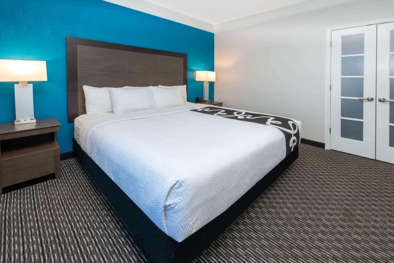 Отель La Quinta By Wyndham Tampa Brandon Regency Park Экстерьер фото